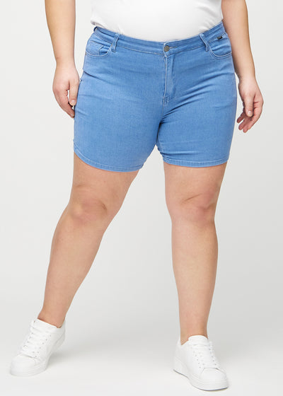 Blå skinny short shorts, modelnavn Geraniums, som sidder tæt til, og slutter midt på låret på en plus-size model, set forfra.