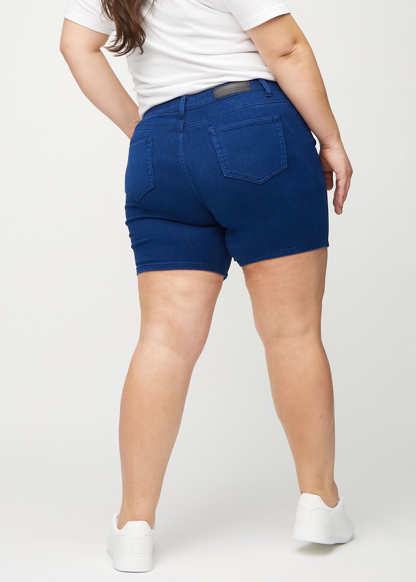 Mørkeblå skinny short shorts set bagfra på en plus-size model, så man kan se hele produktet.