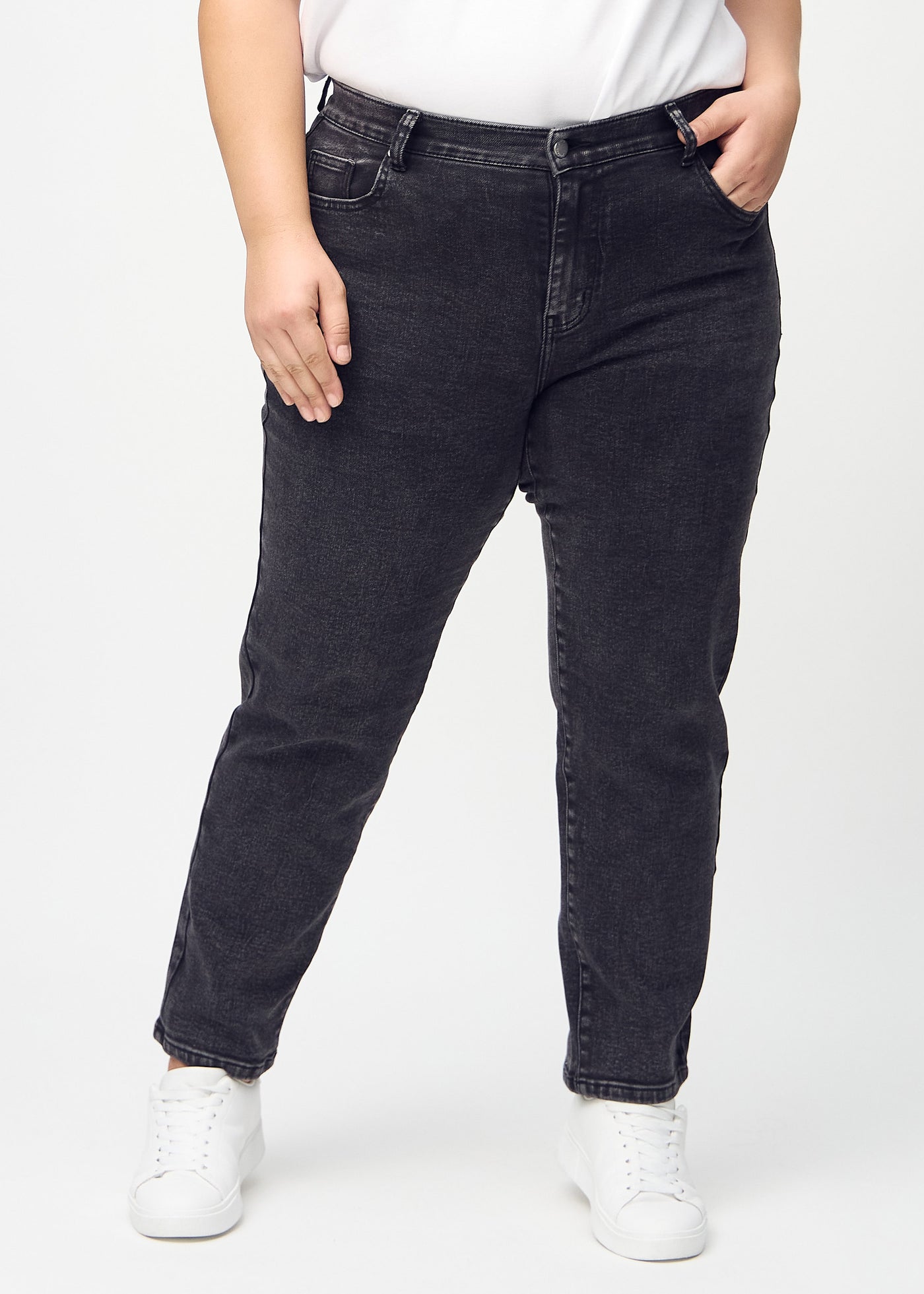 Mørkegrå denim regular jeans, modelnavn Shadows, som går lige ned langs benet på en plus-size model, set forfra.