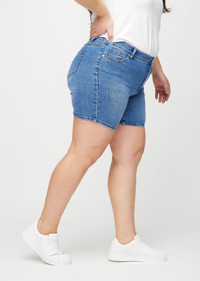 Denim skinny short shorts set fra siden på en plus-size model.