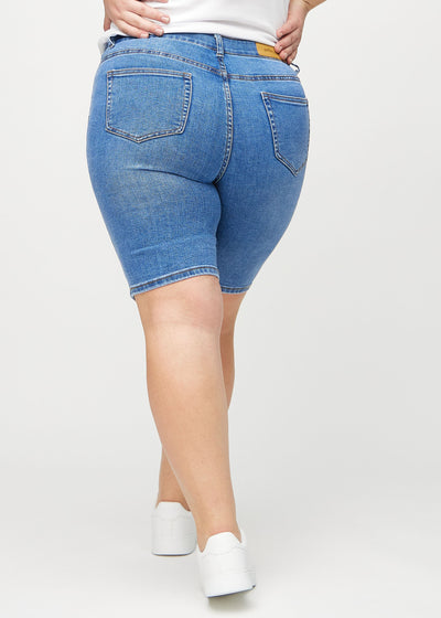 Denim skinny middle shorts set bagfra på en plus-size model, så man kan se hele produktet.