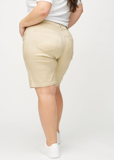 Beige regular middle ultra high rise shorts set bagfra på en plus-size model, så man kan se hele produktet.