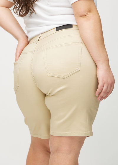 Beige regular middle ultra high rise shorts set bagfra tæt på en plus-size model for at vise detaljer.