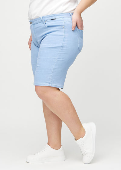 Lyseblå regular middle shorts set fra siden på en plus-size model.