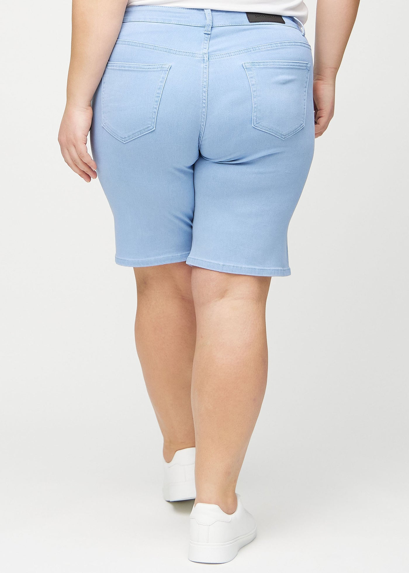 Lyseblå regular middle shorts set bagfra på en plus-size model, så man kan se hele produktet.