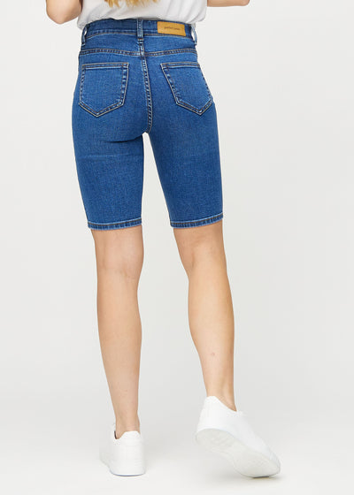 Mørk denim skinny middle shorts set bagfra, så man kan se hele produktet.