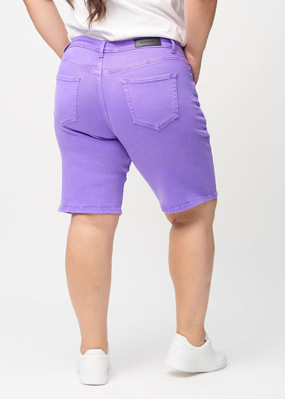 Lilla regular middle shorts set bagfra på en plus-size model, så man kan se hele produktet.