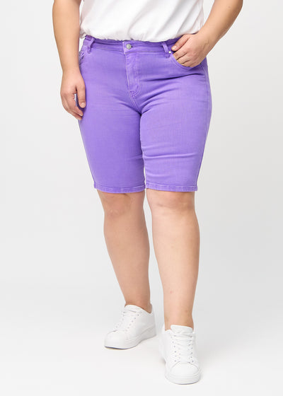 Lilla skinny middle shorts, modelnavn Lavenders, som sidder tæt til låret og slutter lige over knæet på en plus-size model, set forfra.