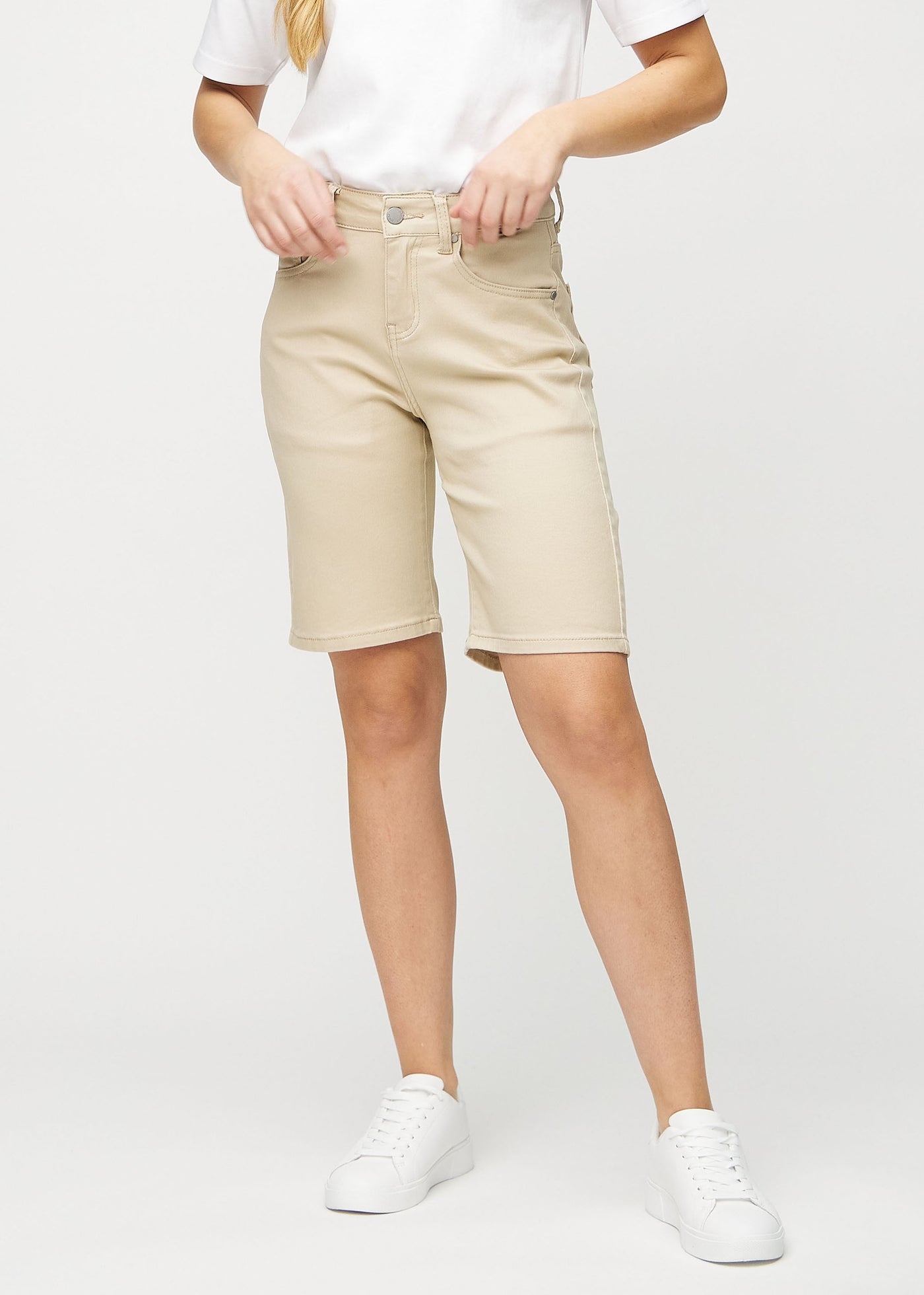 Beige regular middle ultra high rise shorts, modelnavn Gazelles, som går lige ned langs benet og sidder højt i taljen, set forfra.