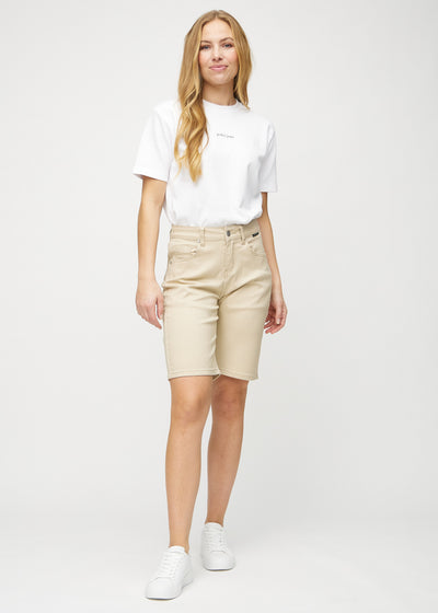 Fuldt billede af model i beige regular middle ultra high rise shorts.