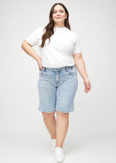 Fuldt billede af en plus-size model i lys denim regular middle shorts.