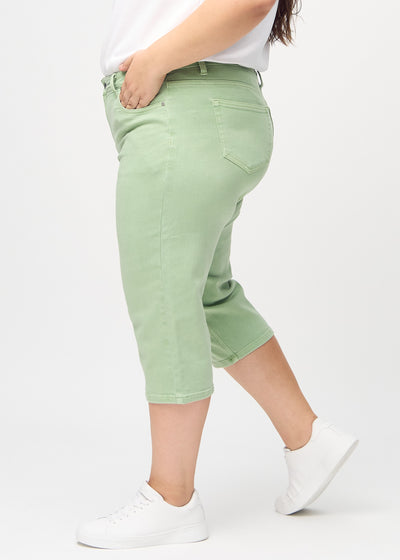 Lysegrønne regular capris set fra siden på en plus-size model.