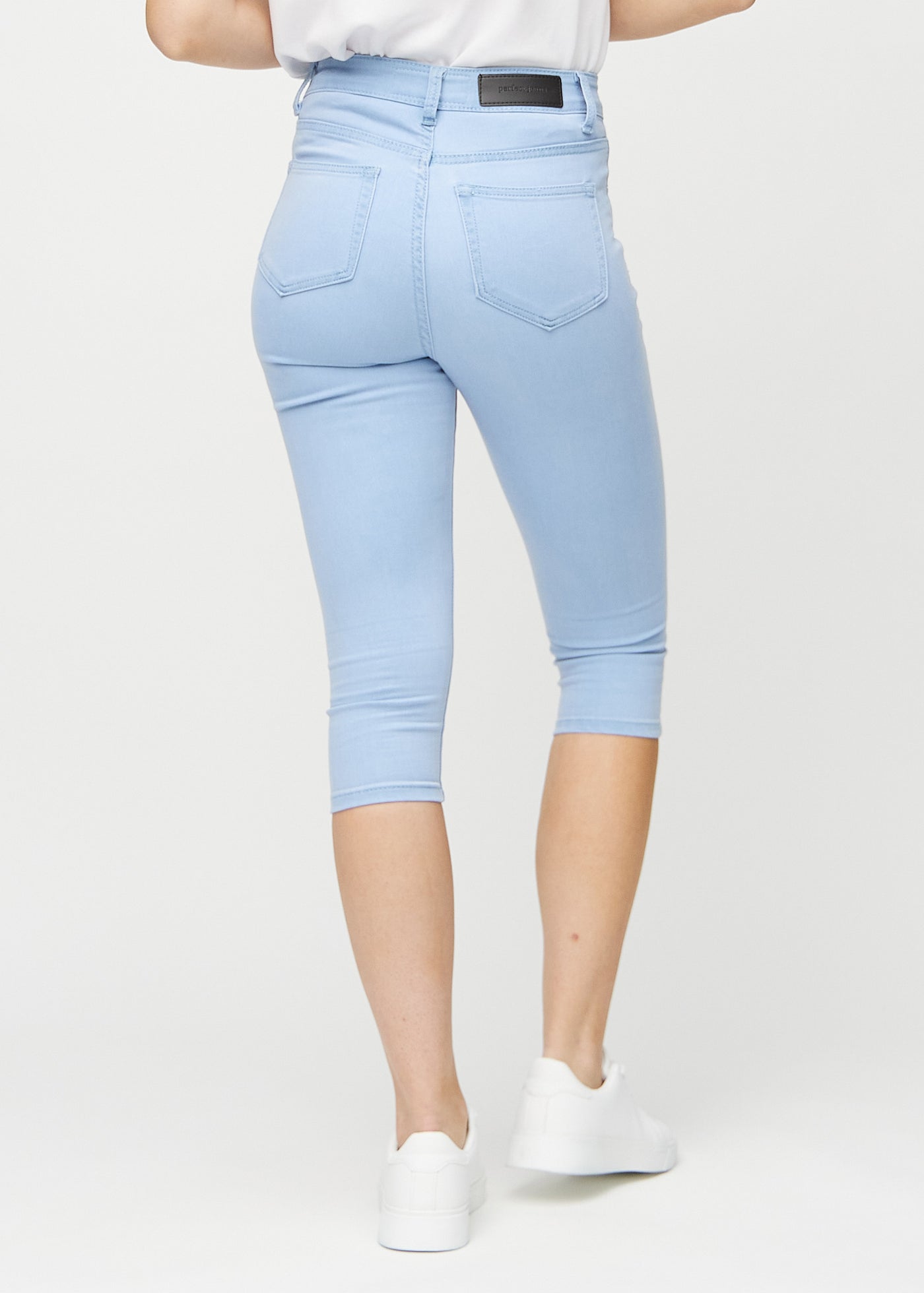 Lyseblå skinny capris set bagfra, så man kan se hele produktet.