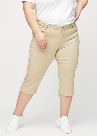 Beige regular capris, modelnavn Gazelles, som sidder lige til benet og slutter lige under knæet på en plus-size model, set forfra.