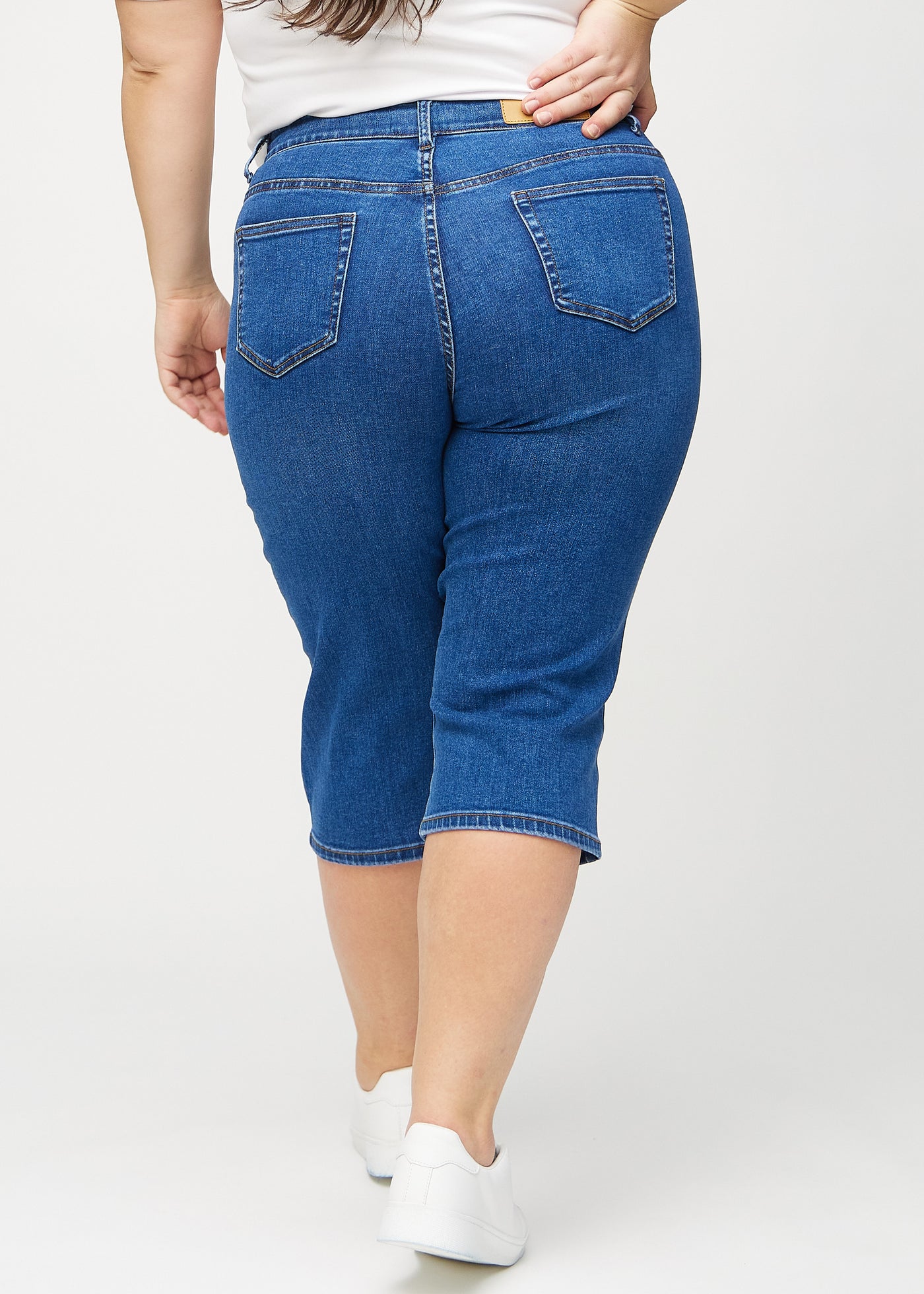 Mørk denim regular capris set bagfra på en plus-size model, så man kan se hele produktet.