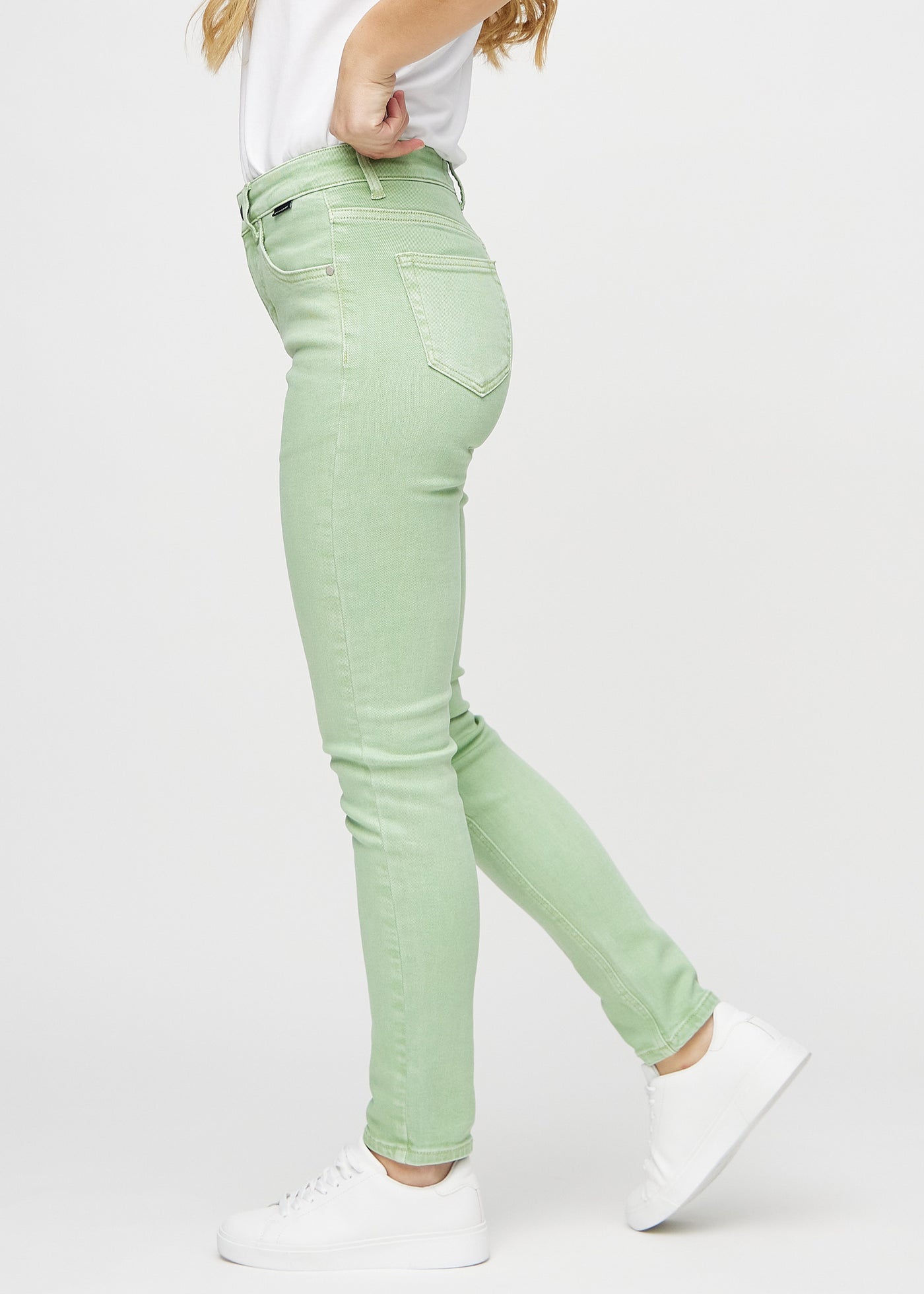 Lysegrønne slim jeans set fra siden på model.