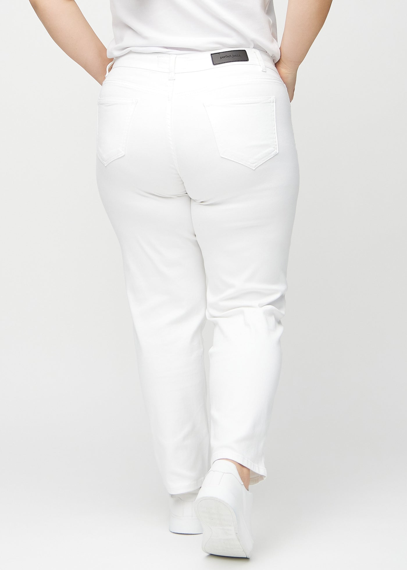 Hvide regular jeans set bagfra på en plus-size model, så man kan se hele produktet.