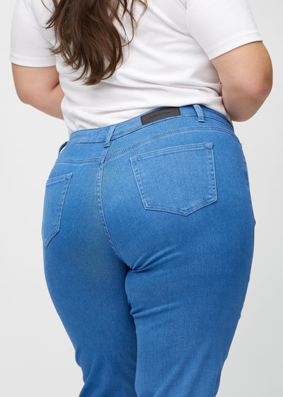 Blå regular jeans set bagfra tæt på en plus-size model for at vise detaljer.