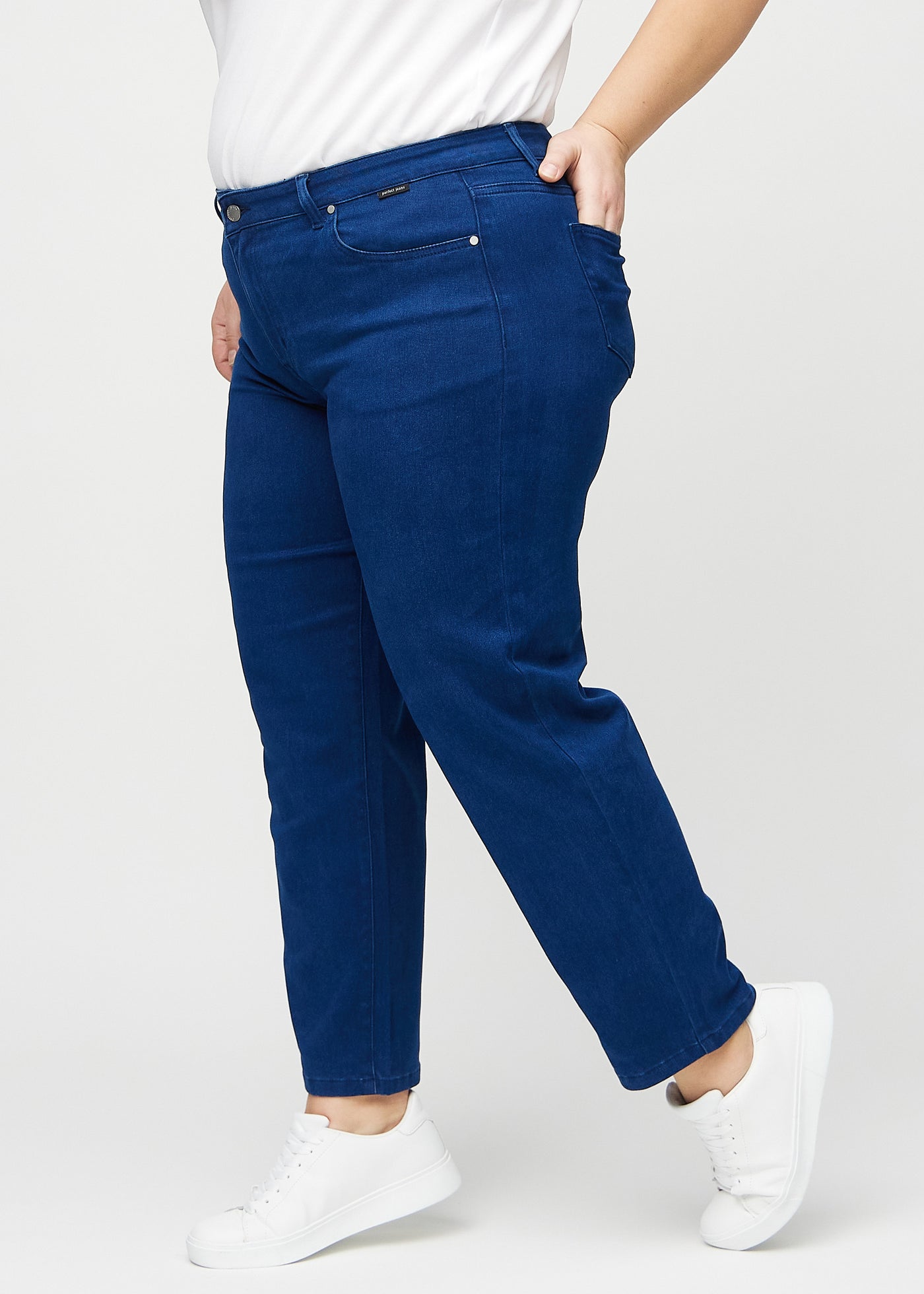 Mørkeblå regular jeans set fra siden på en plus-size model.