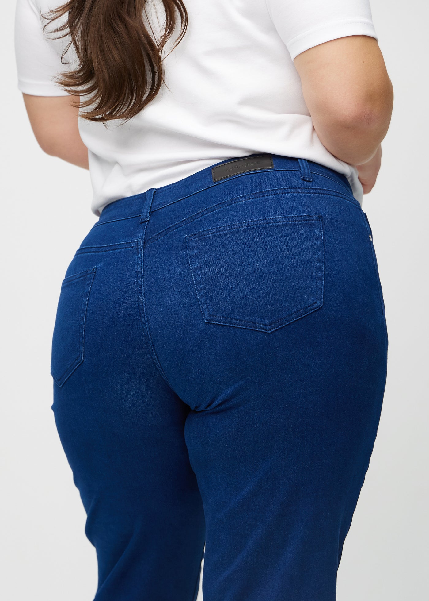 Mørkeblå regular jeans set bagfra tæt på en plus-size model for at vise detaljer.