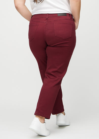 Mørkerøde regular jeans set bagfra på en plus-size model, så man kan se hele produktet.