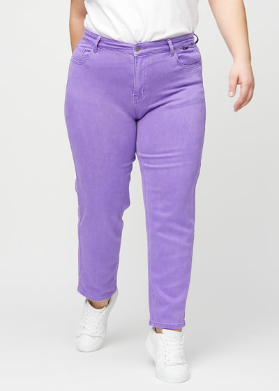 Lilla regular jeans, modelnavn Lavenders, som går lige ned langs benet på en plus-size model, set forfra.