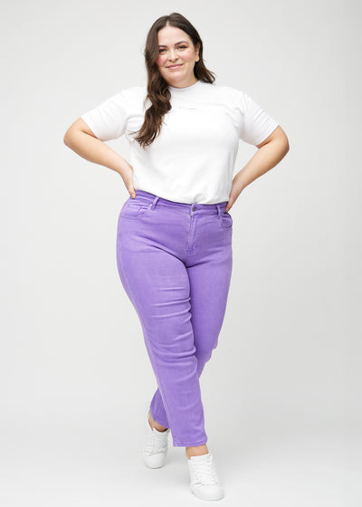 Fuldt billede af en plus-size model i lilla regular jeans.