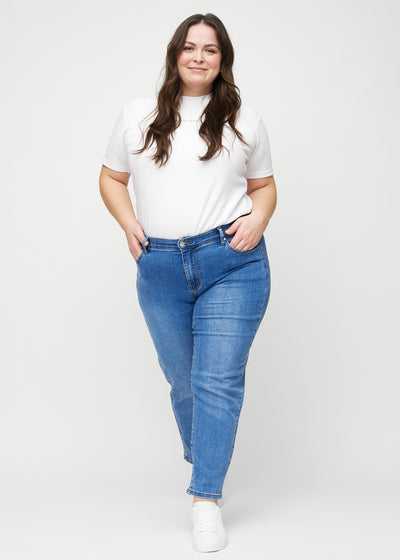 Fuldt billede af en plus-size model i denim regular jeans.