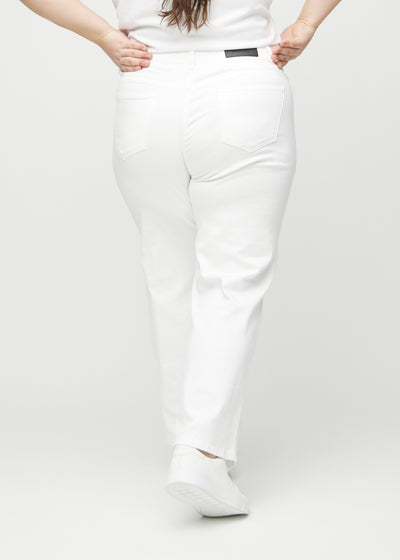 Hvide loose jeans set bagfra på en plus-size model, så man kan se hele produktet.