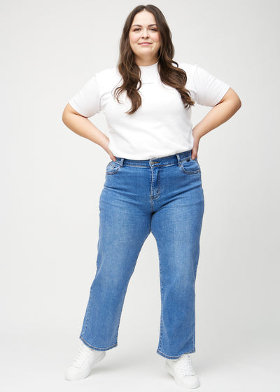 Fuldt billede af en plus-size model i denim loose jeans.