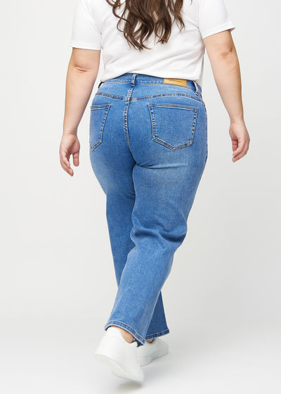 Denim loose jeans set bagfra på en plus-size model, så man kan se hele produktet.