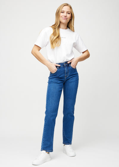 Fuldt billede af model i mørk denim slim ultra high rise jeans.