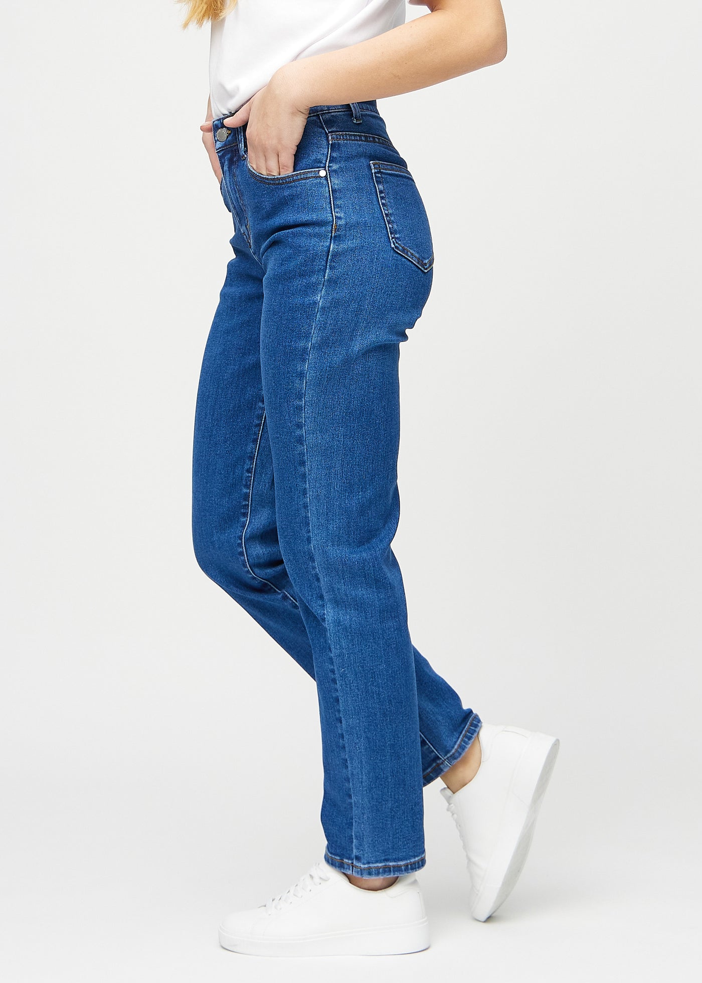 Mørk denim slim ultra high rise jeans set fra siden på model.