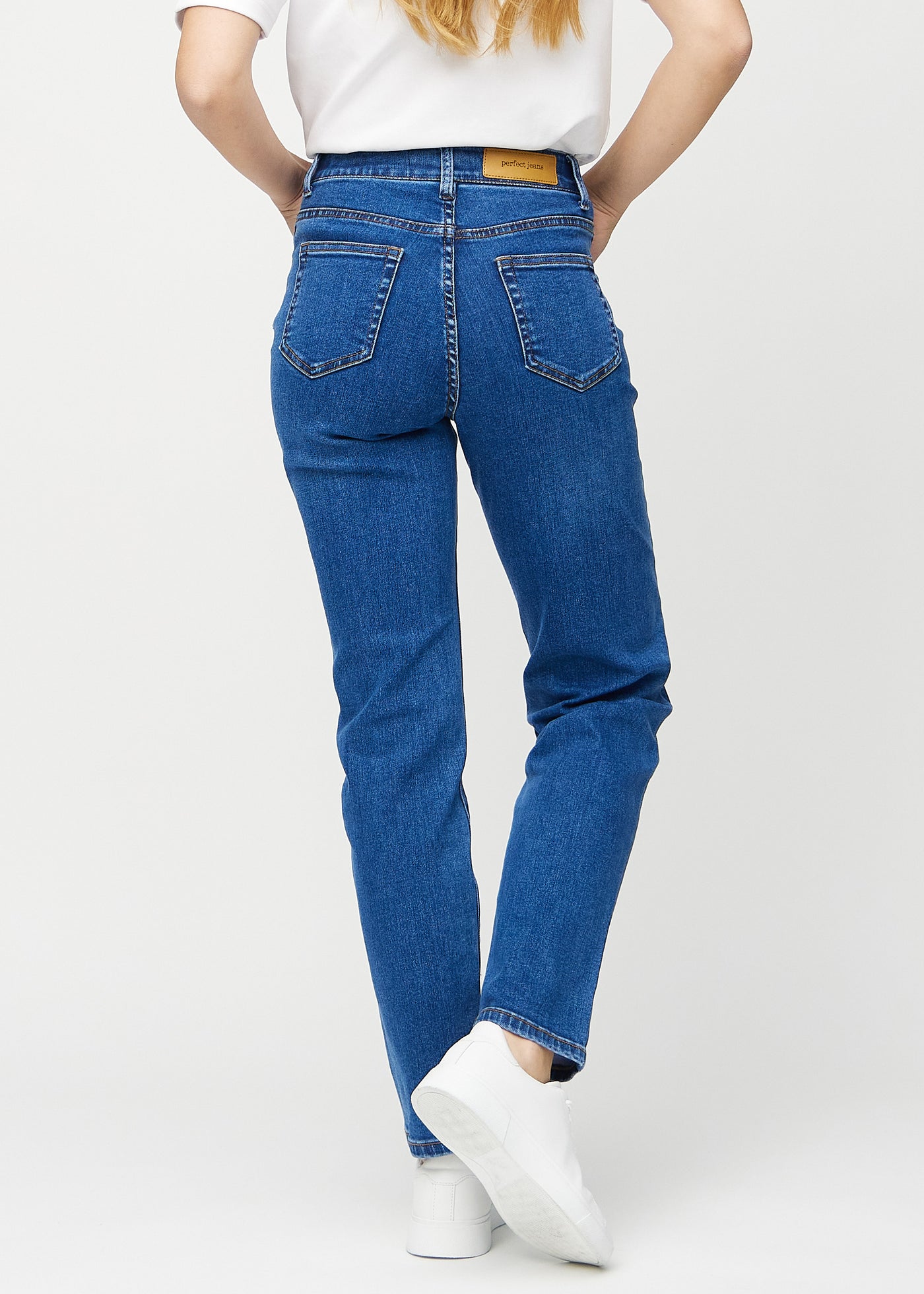 Mørk denim slim ultra high rise jeans set bagfra, så man kan se hele produktet.