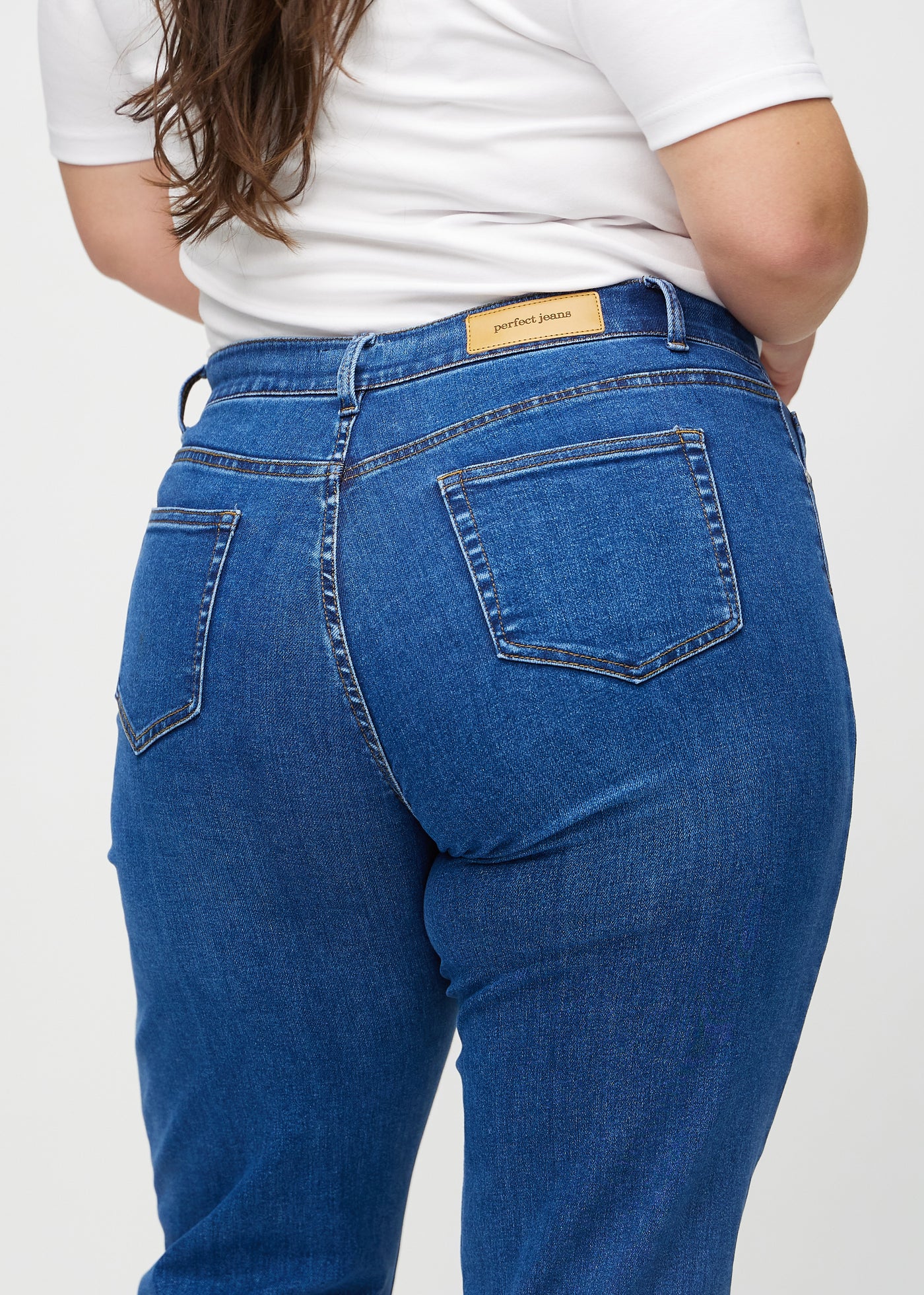 Mørk denim slim ultra high rise jeans set bagfra tæt på en plus-size model for at vise detaljer