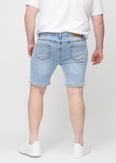 Lys denim regular middle shorts set bagfra på en plus-size model, så man kan se hele produktet.