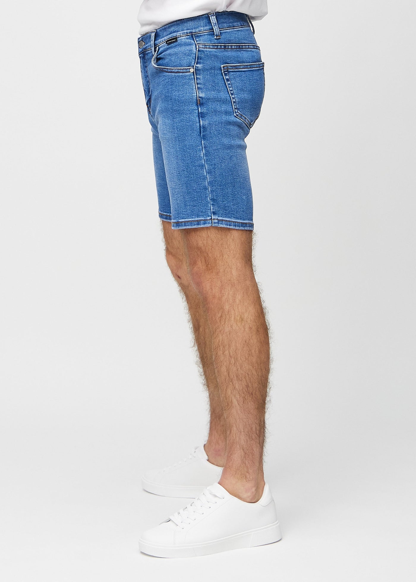 Denim regular middle shorts set fra siden på model.