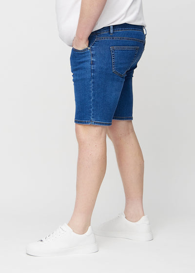 Mørk denim regular middle shorts set fra siden på en plus-size model.