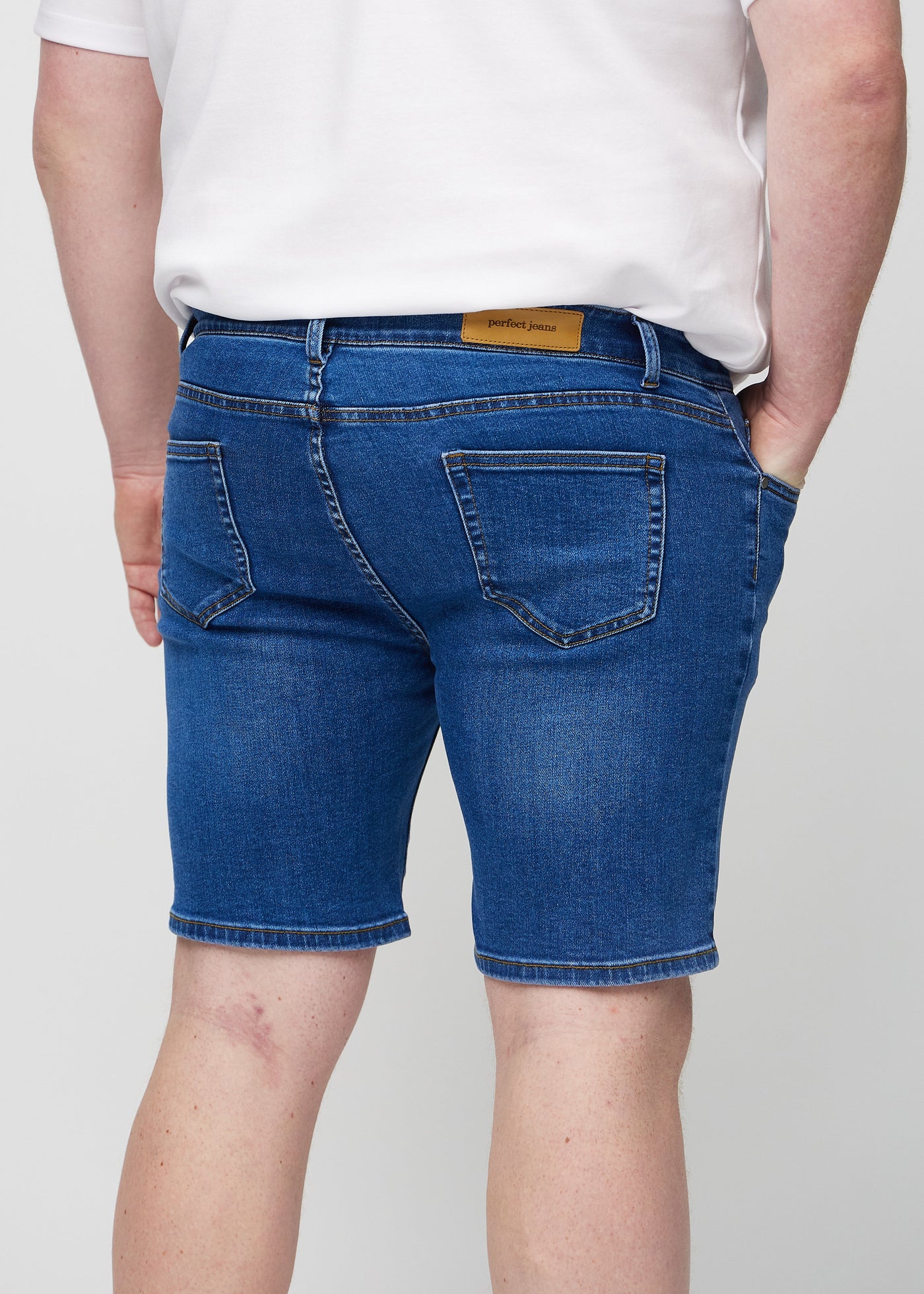 Mørk denim regular middle shorts set bagfra tæt på en plus-size model for at vise detaljer.