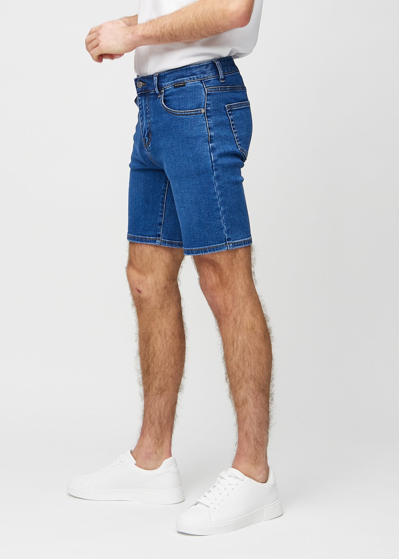 Mørk denim regular middle shorts set fra siden på model.