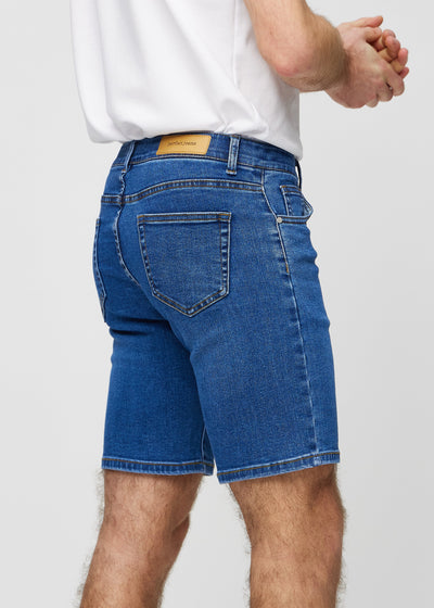 Mørk denim regular middle shorts set bagfra tæt på for at vise detaljer.