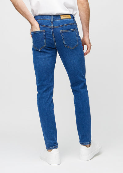 Mørk denim slim jeans set bagfra, så man kan se hele produktet.