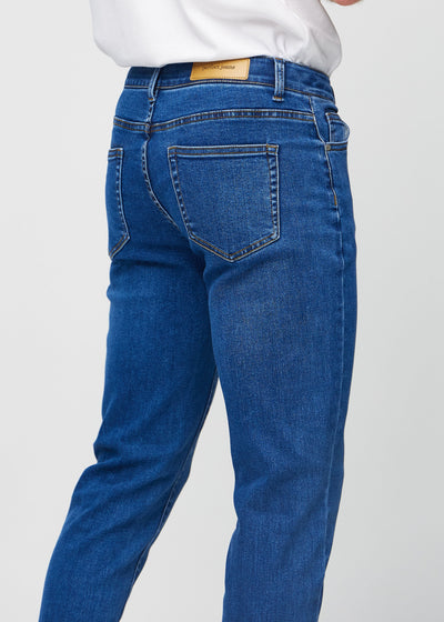 Mørk denim slim jeans set bagfra tæt på for at vise detaljer.