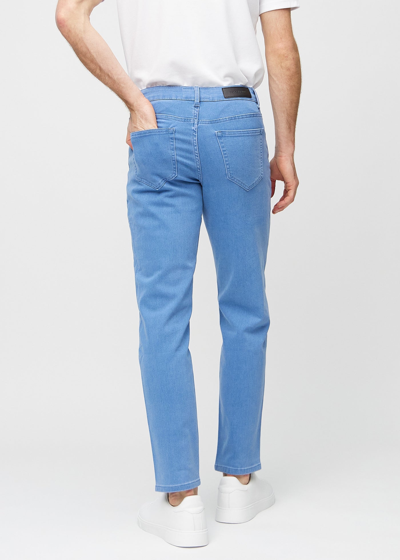 Blå regular jeans set bagfra, så man kan se hele produktet.