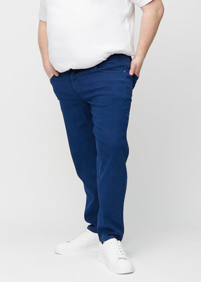 Mørkeblå regular jeans, modelnavn Royals, som går lige ned langs benet på en plus-size model, set forfra.