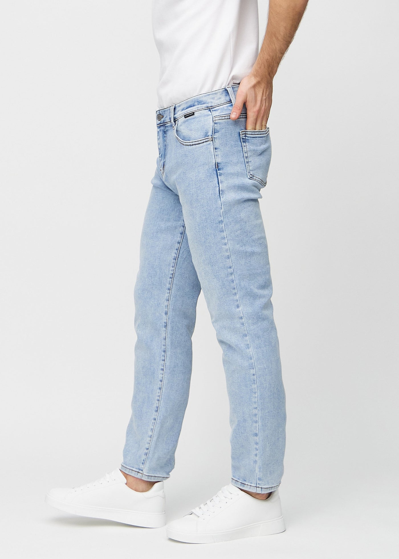 Lys denim regular jeans set fra siden på model.