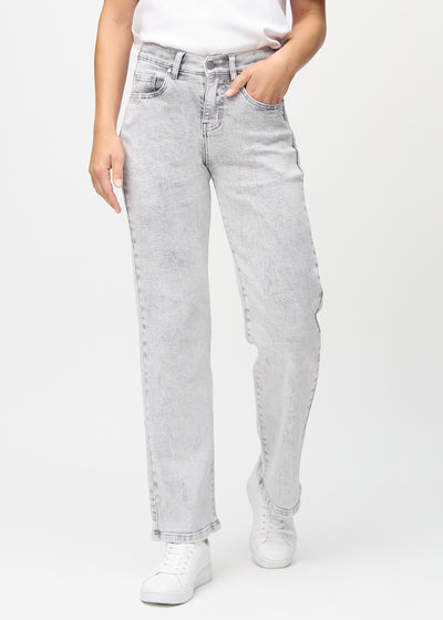 Lysegrå denim loose jeans, modelnavn Ashes, som er løstsiddende med masser af vidde i benene, set forfra.