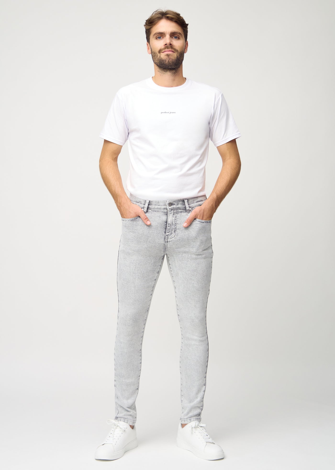 Fuldt billede af model i lysegrå denim slim jeans.