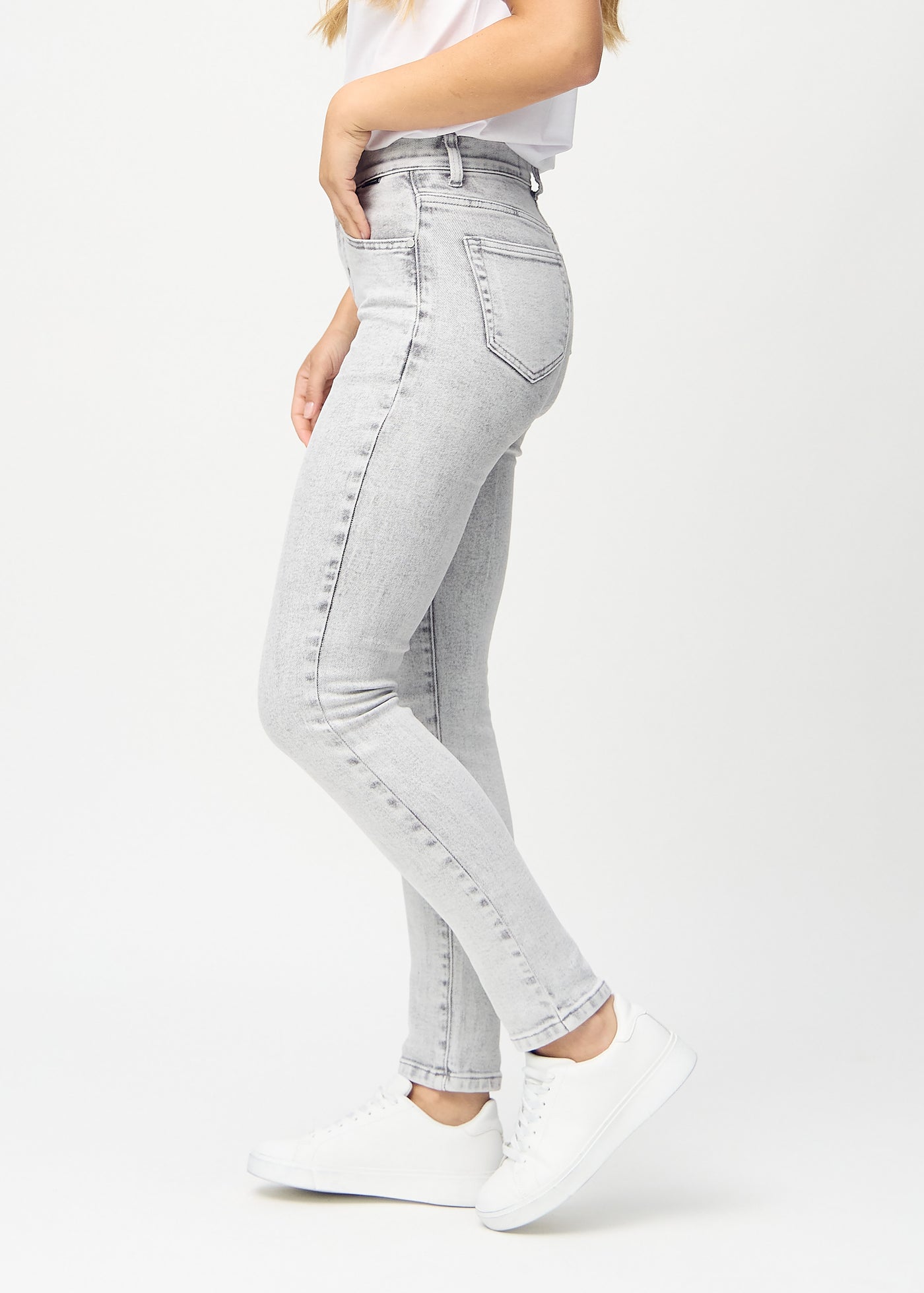 Lysegrå denim slim jeans set fra siden på model.