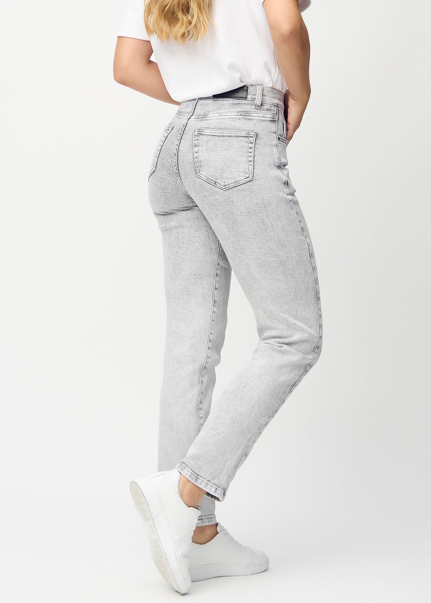 Lysegrå denim regular jeans set bagfra, så man kan se hele produktet.